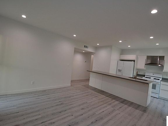 4th image of 616 N Alexandria Ave APT 4