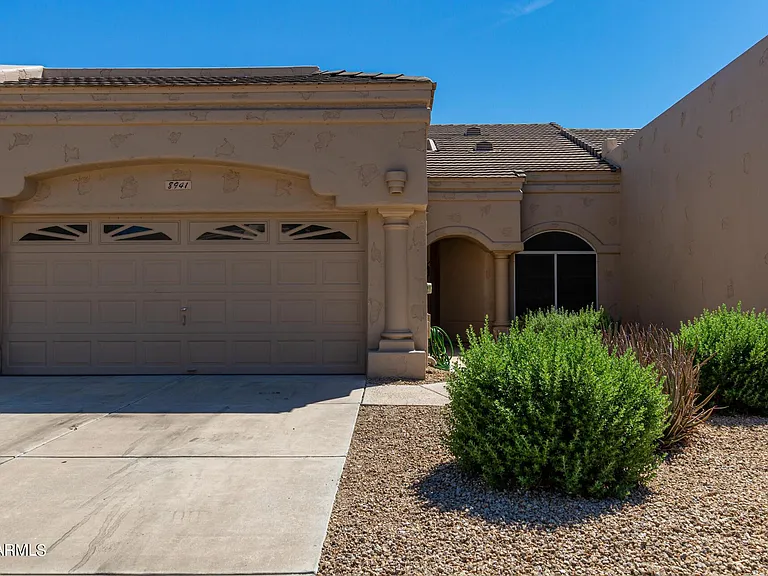 8941 E Maple Dr — Photo 3