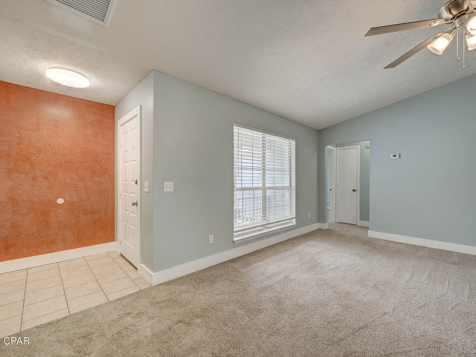 3 bed, 1374 sqft, $2,300 — Photo 4