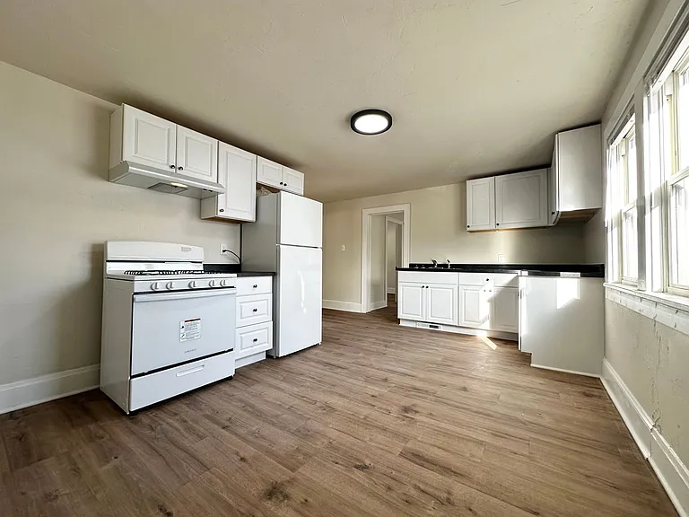 1152 Stuart St — Photo 7
