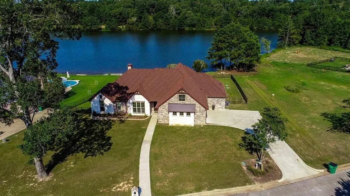 4 bed, 2898 sqft, $4,000 — Photo 2