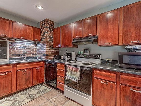 4th image of 372 Thomas Dr