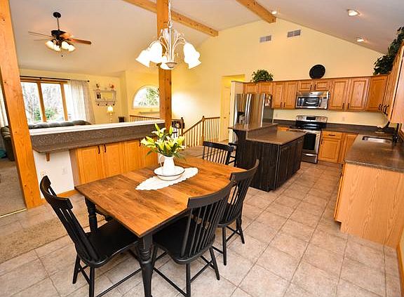 Open floor plan w/new stainless appliances