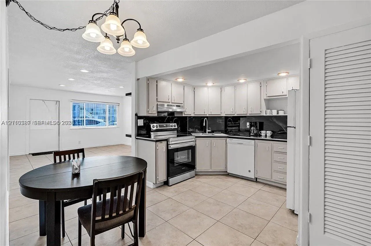 Doria Condo — Photo 2