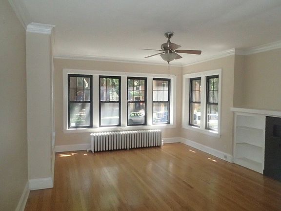 3rd image of 6618 N Rockwell St