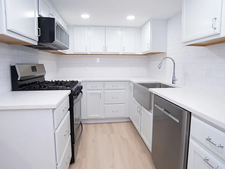 22 S Spring Ave #3 — Photo 2