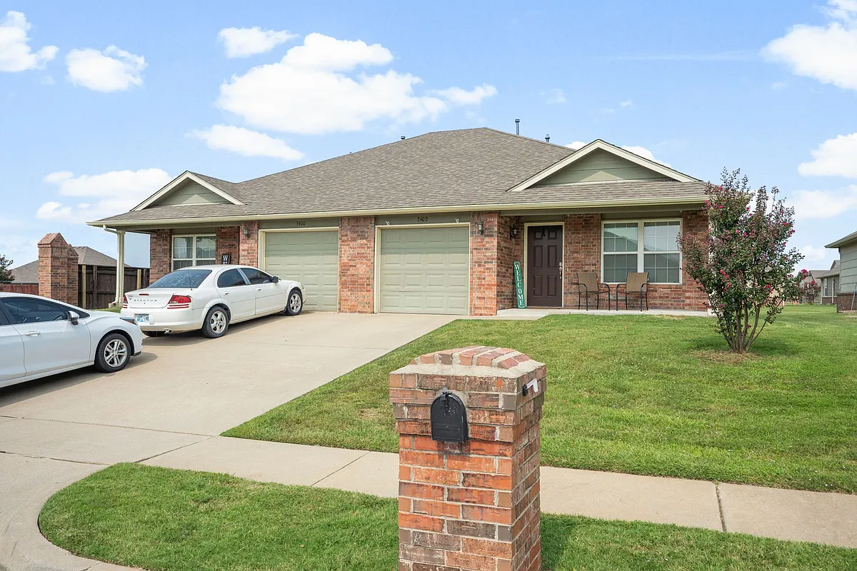 Building Photo - Glen Eagles Duplexes