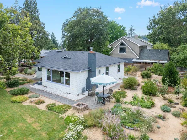 308 NW Van Dyke Pl, Grants Pass, OR 97526