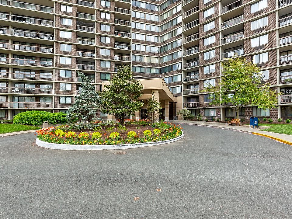 1st image of 2 Bay Club Dr APT 21S