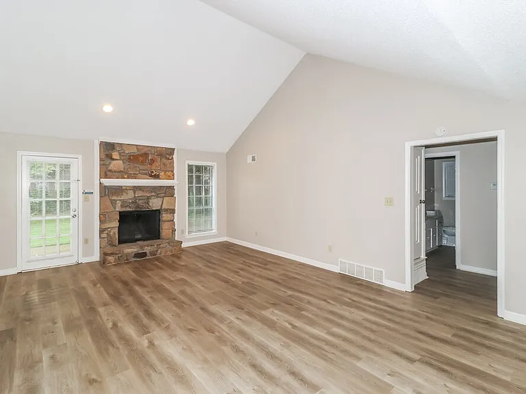 6049 Lawnhill Dr — Photo 5
