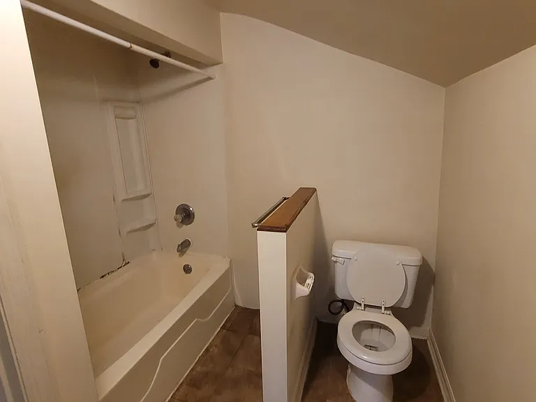 816 Montague Roadu1 Right Side — Photo 11