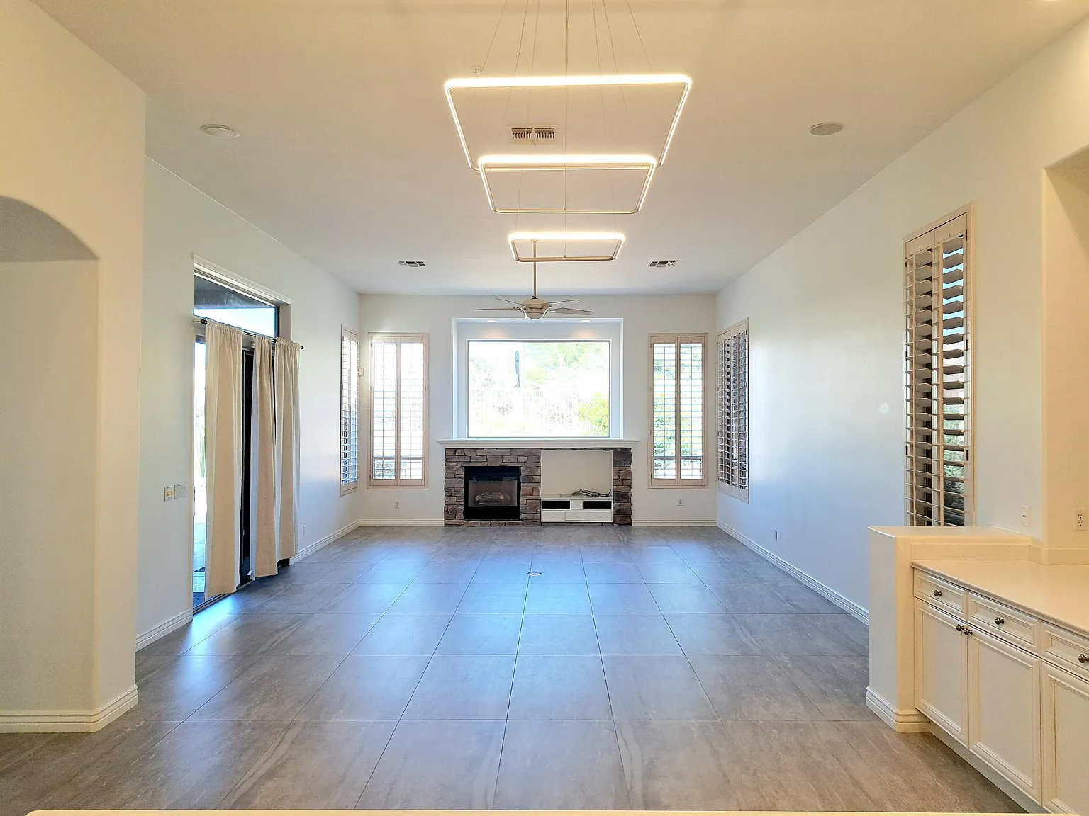 3 bed, 3.5 bath, 3437 sqft, $6,495 — Photo 4