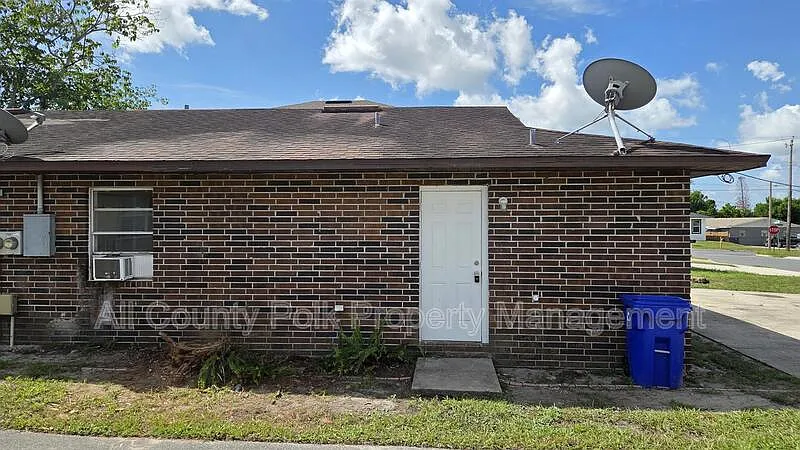 2 bed, 1.5 bath, 960 sqft, $1,095 — Photo 2