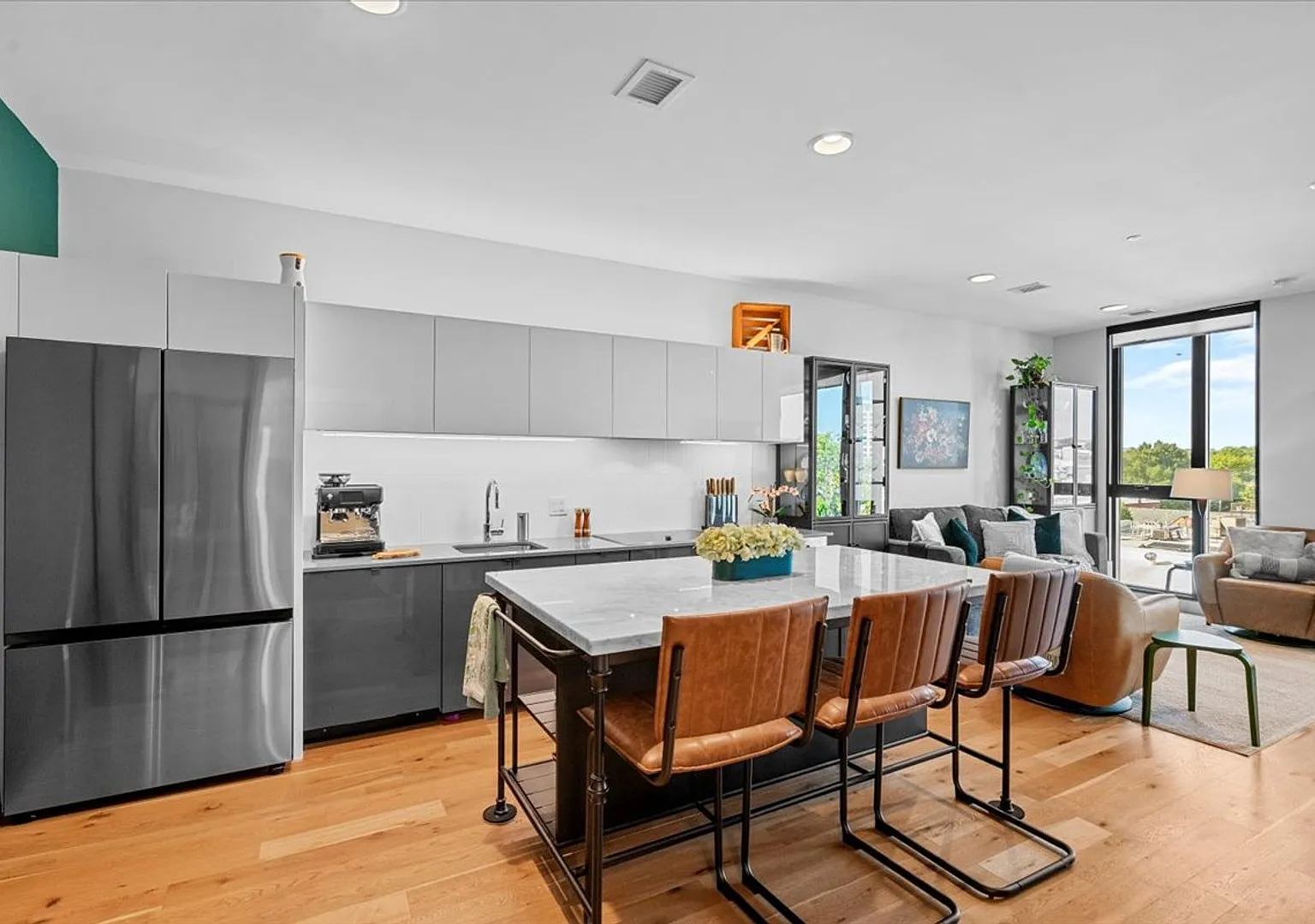 2-Level Penthouse with Private Terrace & Parking! — Photo 1