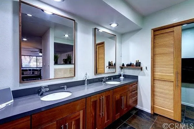 MRR with His and Her vanity sinks and stand-alone soaking tu