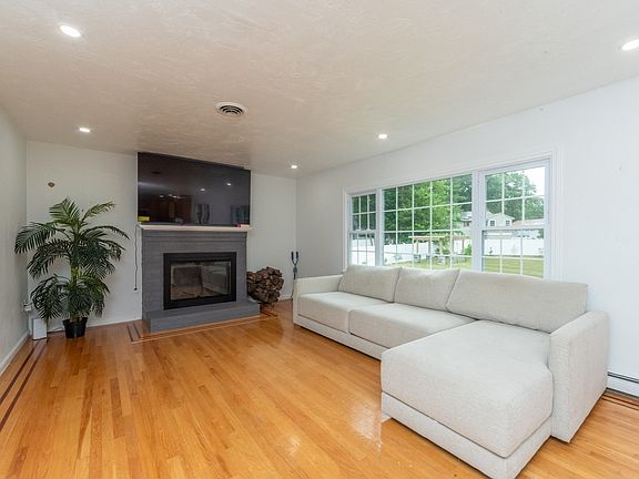 4th image of 65 Tiffany Dr