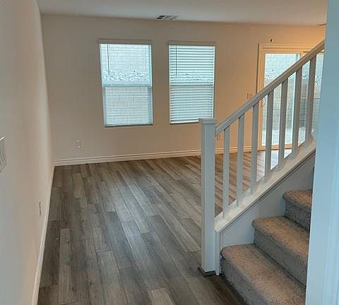 4th image of 380 Yellow Finch Ln