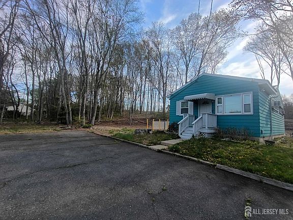 5th image of 90 Springhill Rd