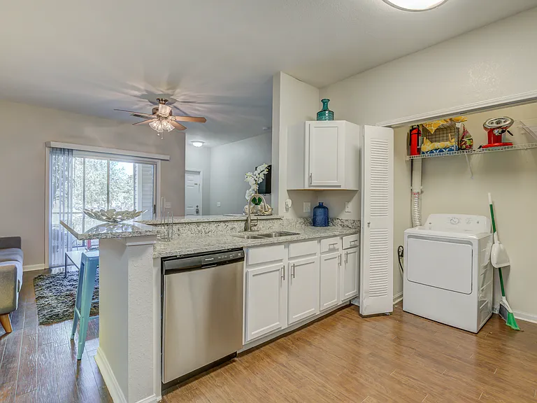 Water's Edge Apartment Homes — Photo 8