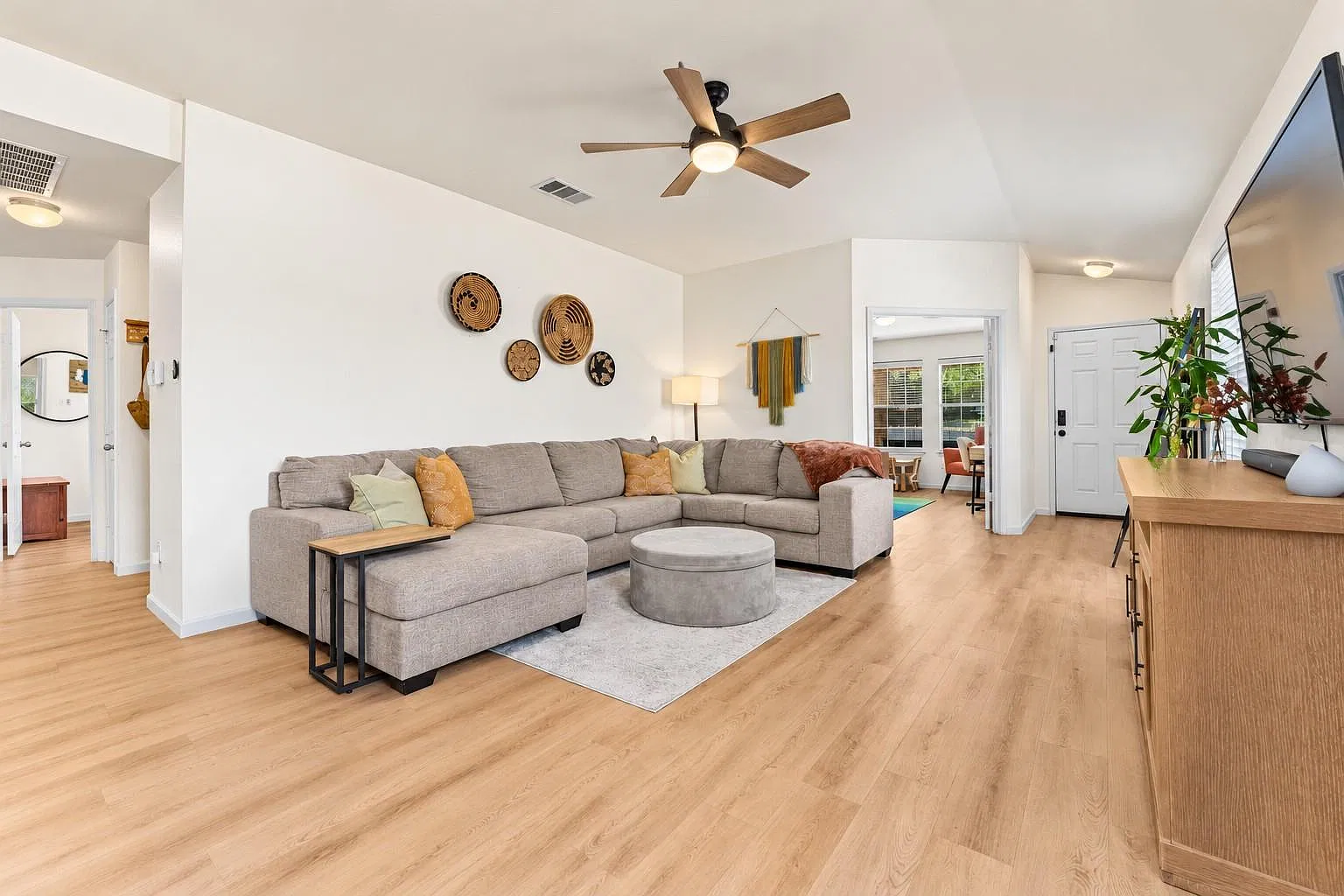 3 bed, 2.0 bath, 1526 sqft, $2,200 — Photo 3