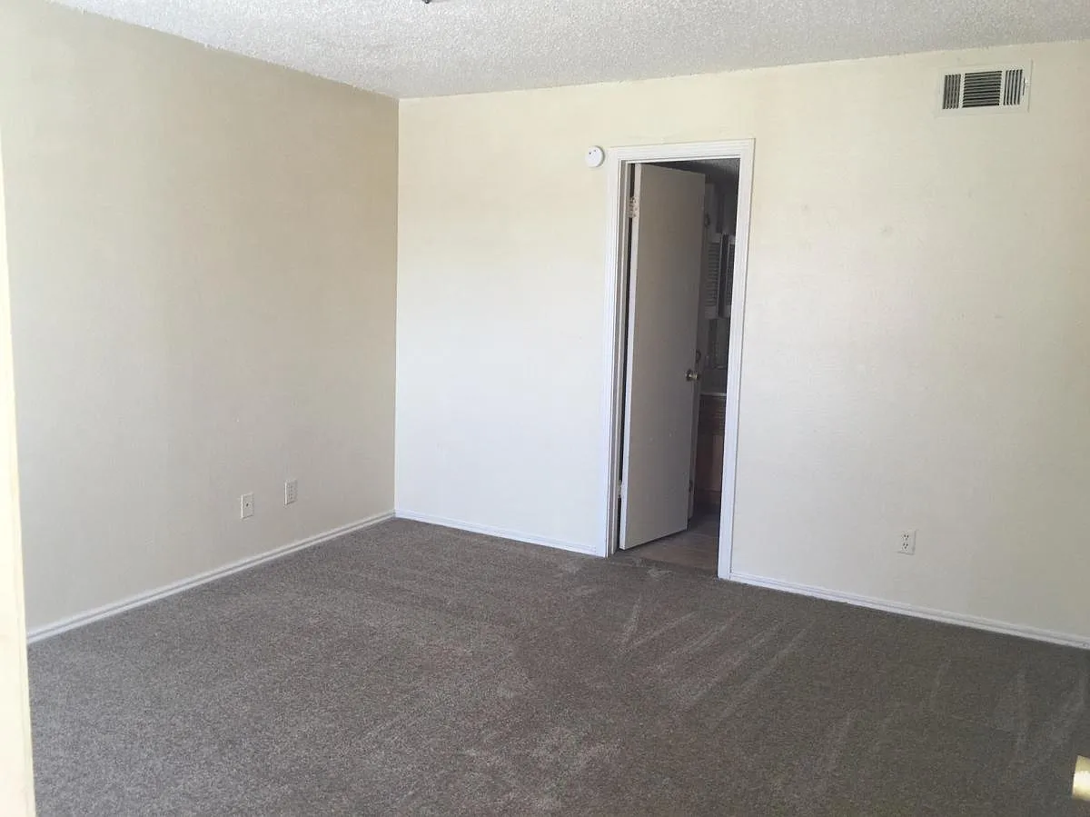 2 bed, 940 sqft, $1,360 — Photo 3