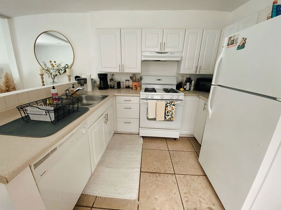 1st image of 1528 Bainbridge St Floor 1