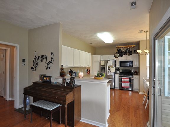5th image of 1051 Washington Dr