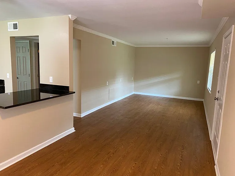 The Crescent at Lakeshore — Photo 37