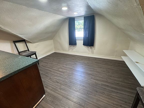 5th image of 724 W 3rd St #2
