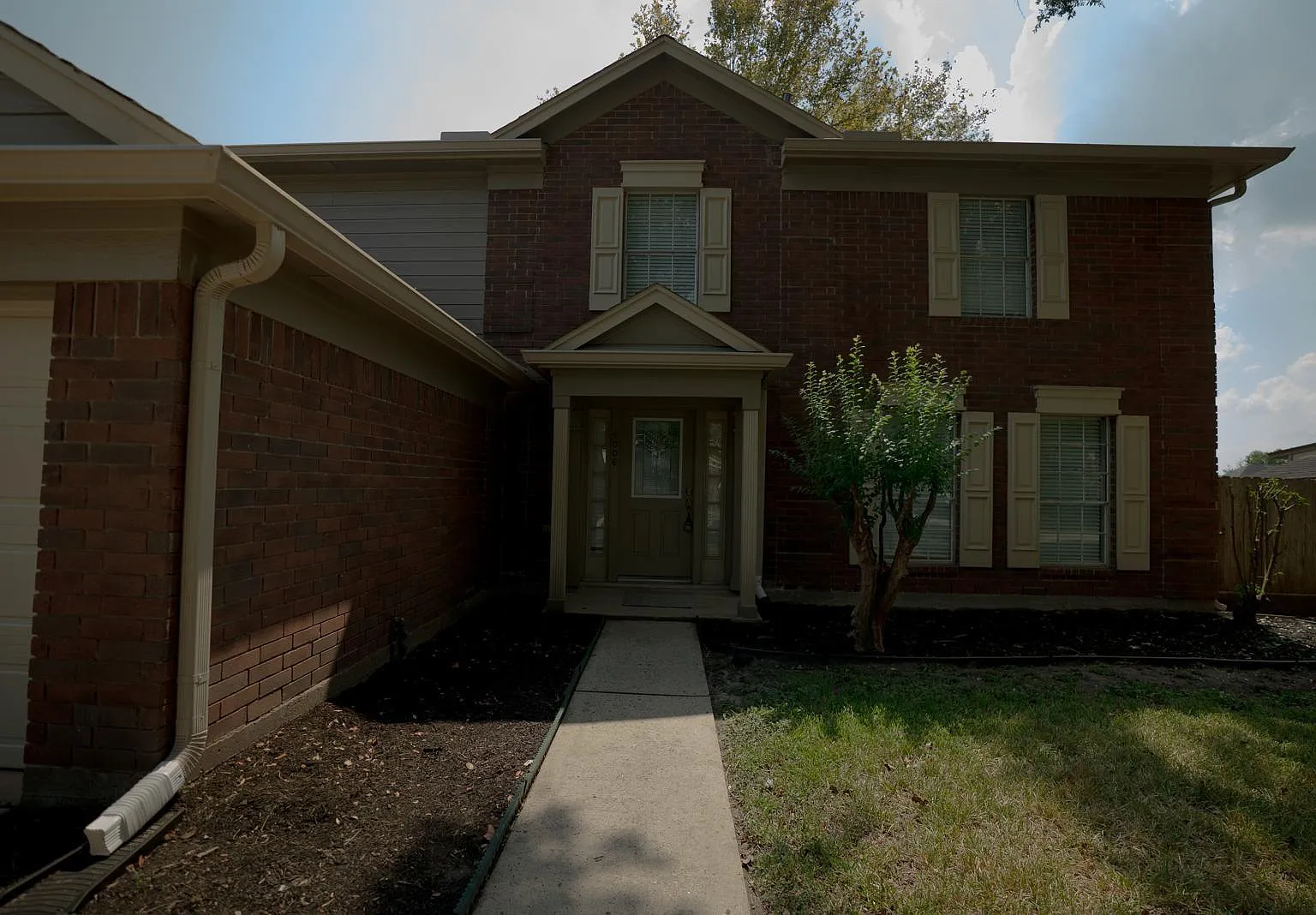 4 bed, 2.5 bath, 2256 sqft, $2,650 — Photo 2
