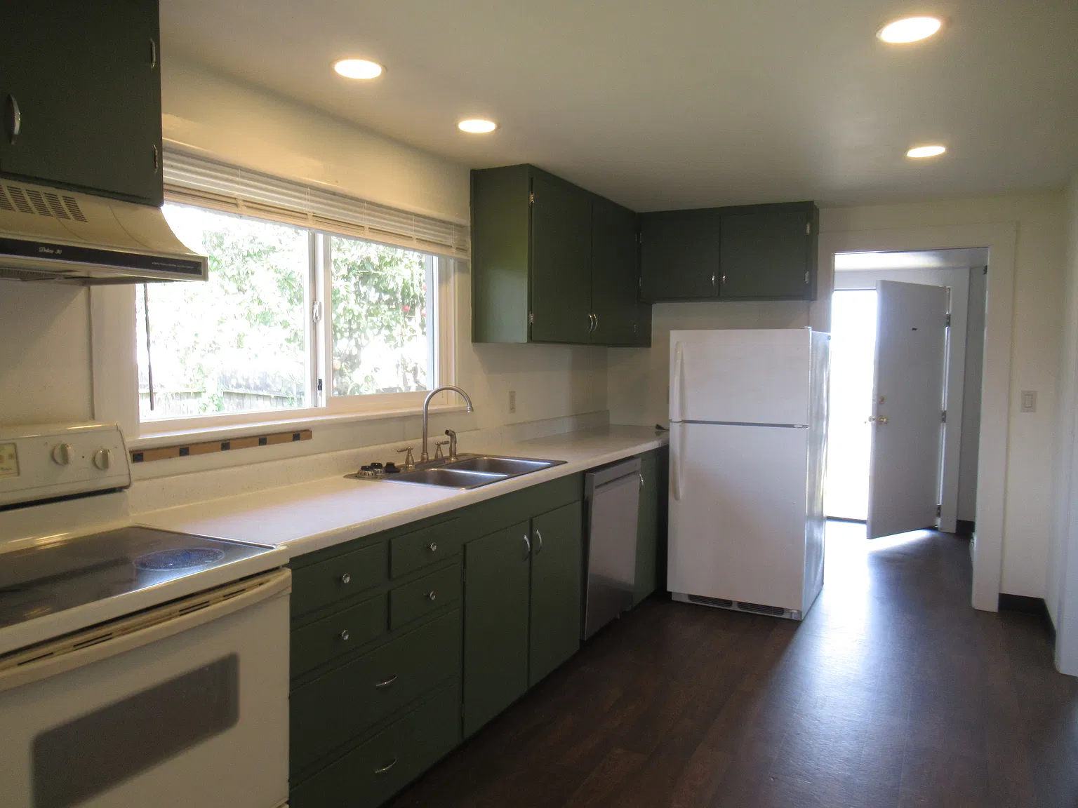 2 bed, 744 sqft, $1,900 — Photo 3