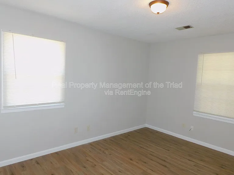 4921 Chaucer Dr — Photo 14