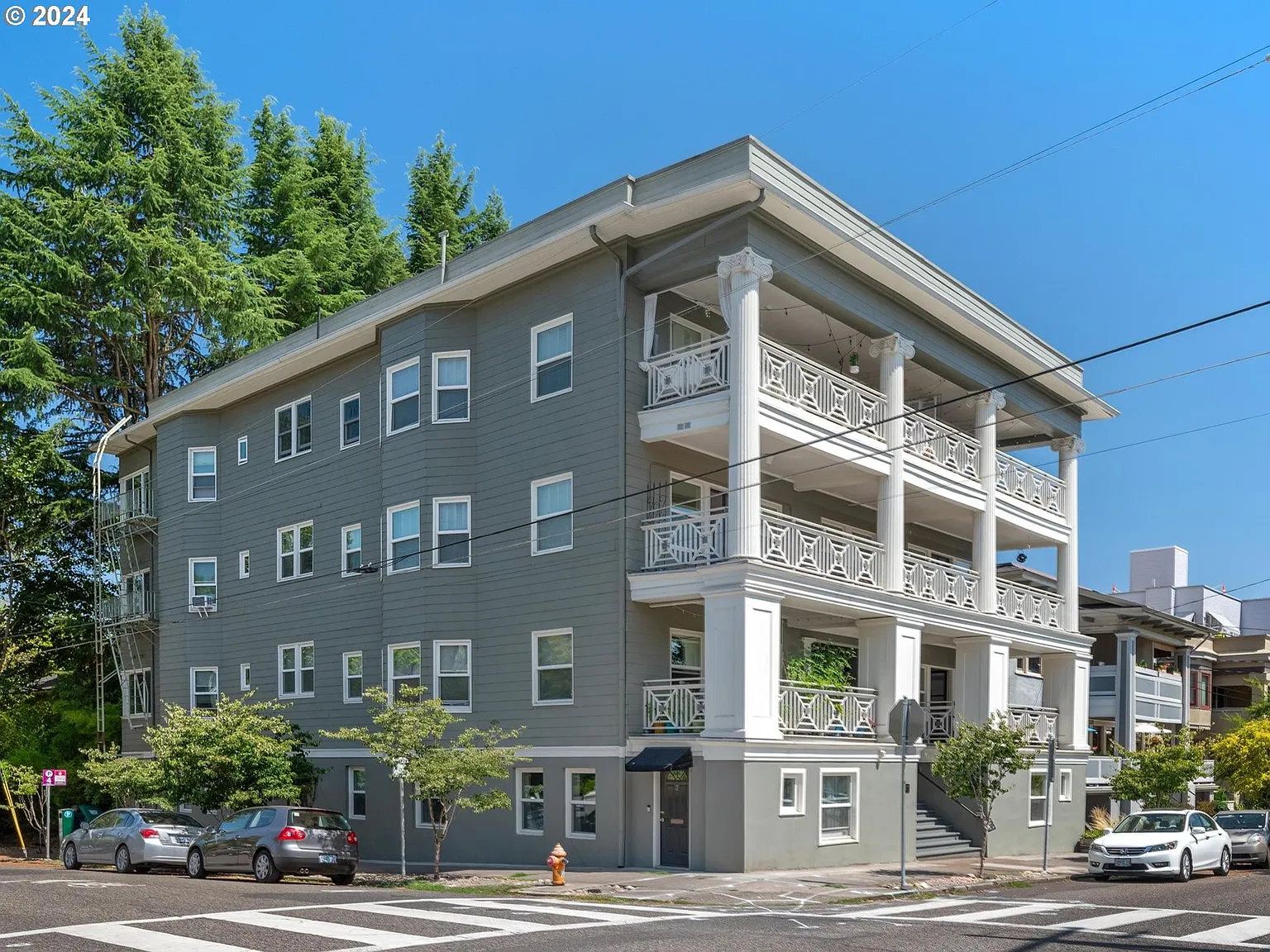 2387 NW Northrup St APT 4 photo 1