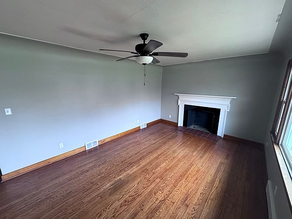 3rd image of 429 Tudor Ln