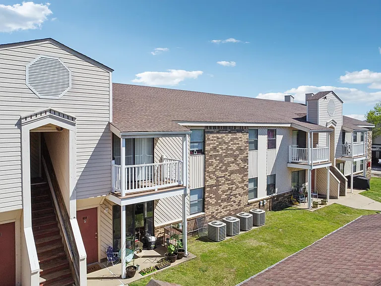 Shady Hollow Apartments — Photo 3