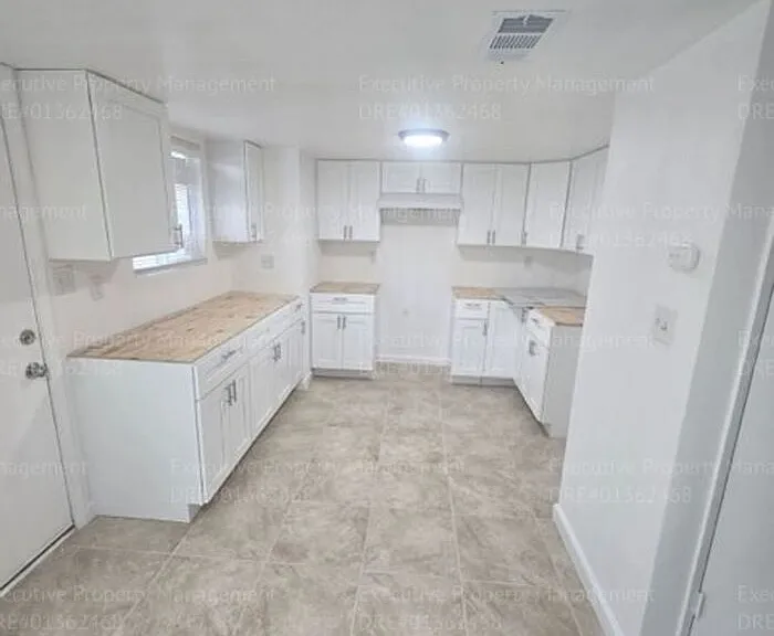 2909 S Chester Ave #16 — Photo 3