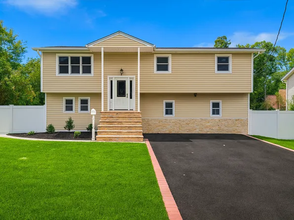 418 Garden St, West Islip, NY 11795