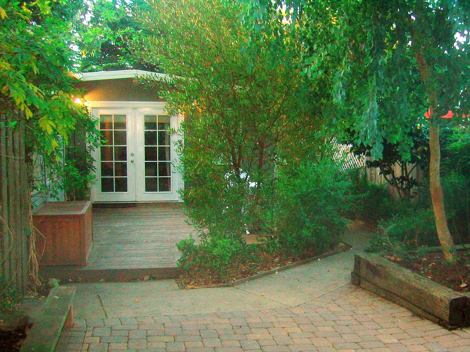 Front Entrance w/Patio 