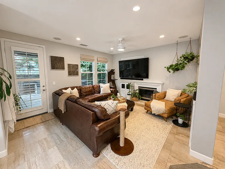 656 Seaward Ave — Photo 3