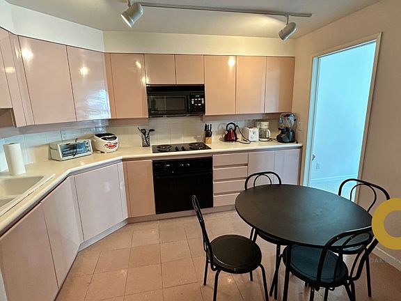 4th image of 909 Burrard St