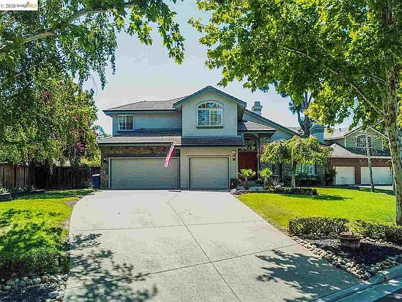 GATED APPLE HILL ESTATE HOME LOCATED ON A QUIET CUL DE SAC