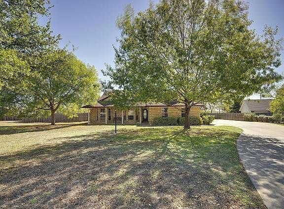 2nd image of 210 Live Oak Dr