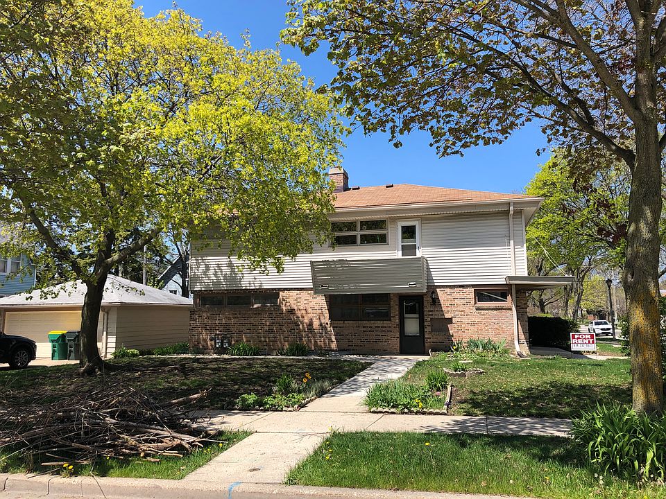 Edgewood side of the house. Note the parking to the left. 4 outdoor parking spots : 2 for upper and lower) Garage space available starting this summer