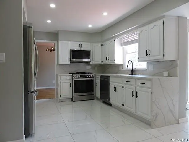 10 Elderwood Ln — Photo 2