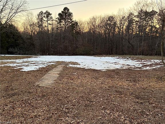 4th image of 8265 Shallowford Rd