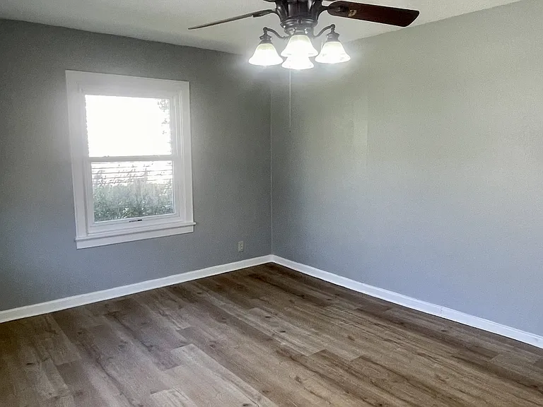 708 W Henderson Dr — Photo 2