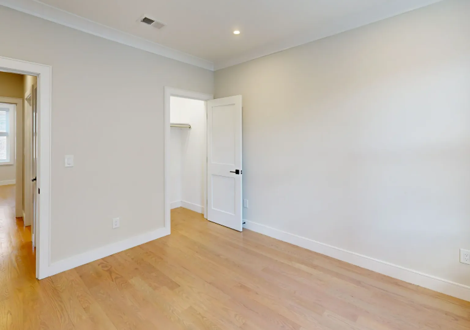 Charming 3 Bedroom-No Broker Fee — Photo 3