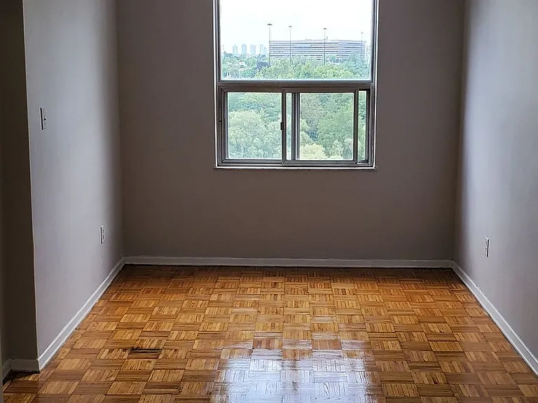 20 Edgecliff Golfway #1202 — Photo 10