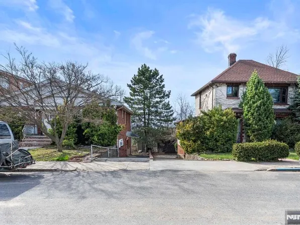 145 Morningside Ln, Palisades Park, NJ 07650