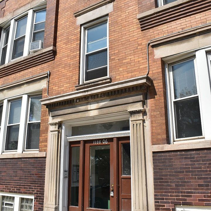 1st image of 1606 W Nelson St #3